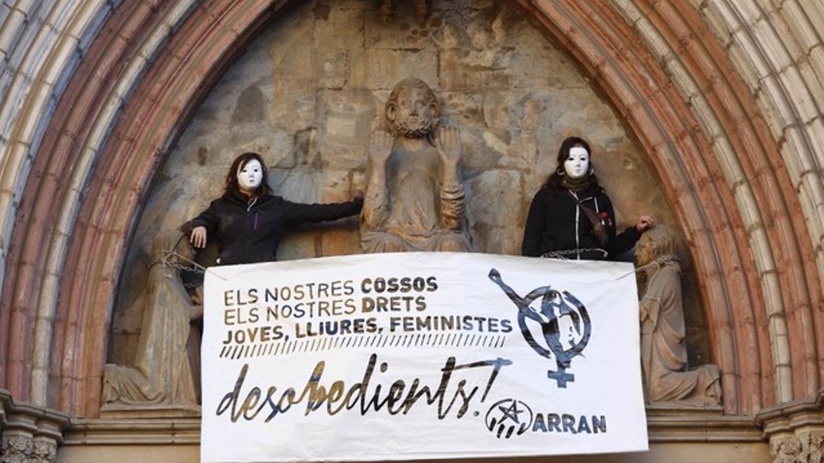 Dos activistas de Arran se han colgado de Santa Maria del Mar para protestar contra la ley aborto.