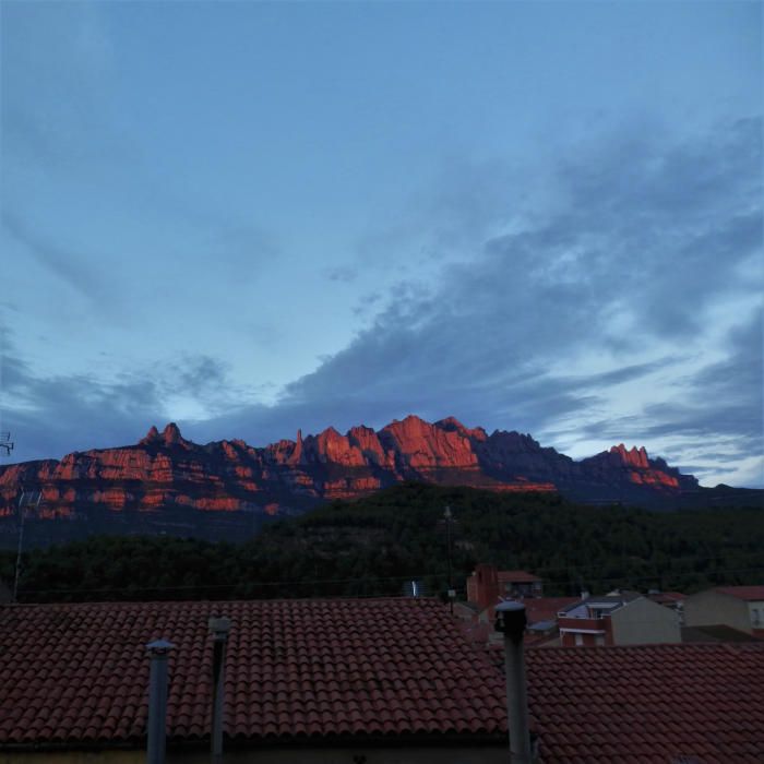 Montserrat. Des de Castellbell i el Vilar es va captar aquest imatge del massís de Montserrat. Els primers rajos de sol van donar un toc vermellós a la muntanya que contrastava amb el cel ben blau.