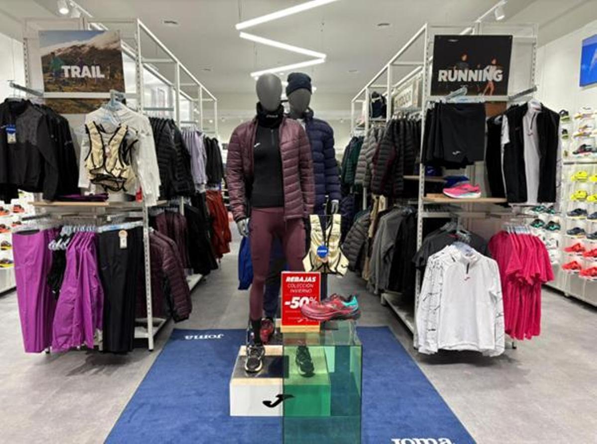 Expositores de la nueva tienda en el centro comercial Vialia de Vigo.