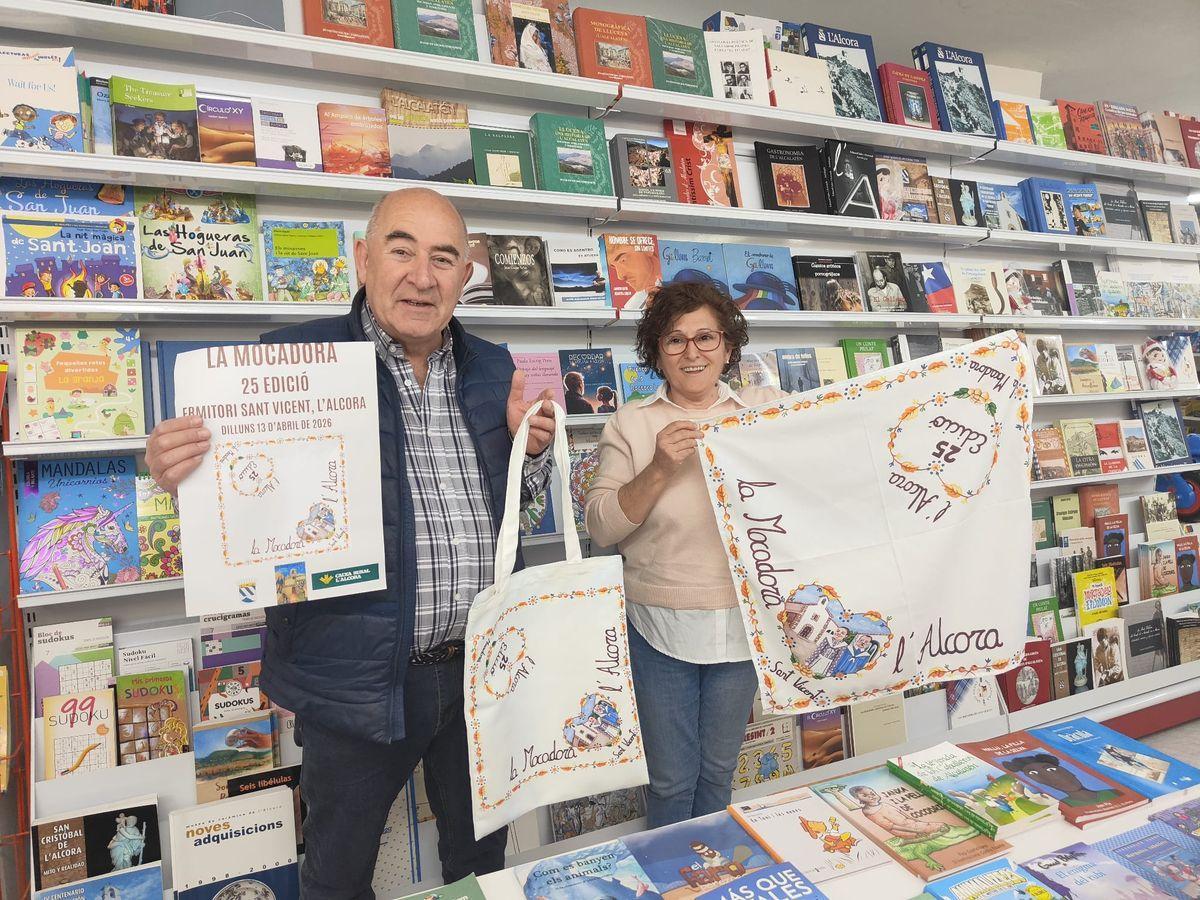 Enrique Salvador y Mª Pilar Avilés muestran el diseño ganador.