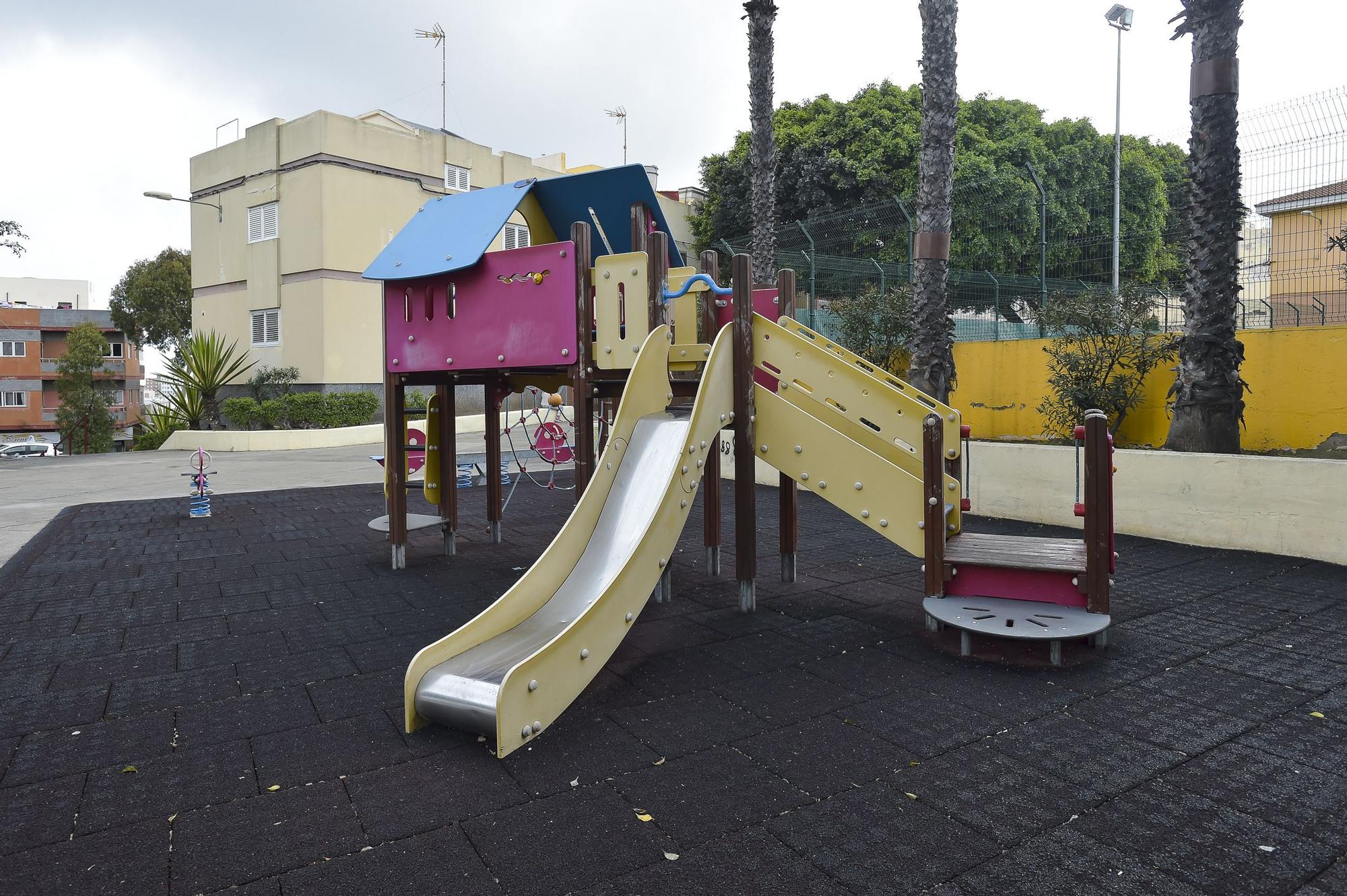 Desperfectos en la Calle Batalla de Teruel y el parque infantil de la plaza Cayo Ramírez