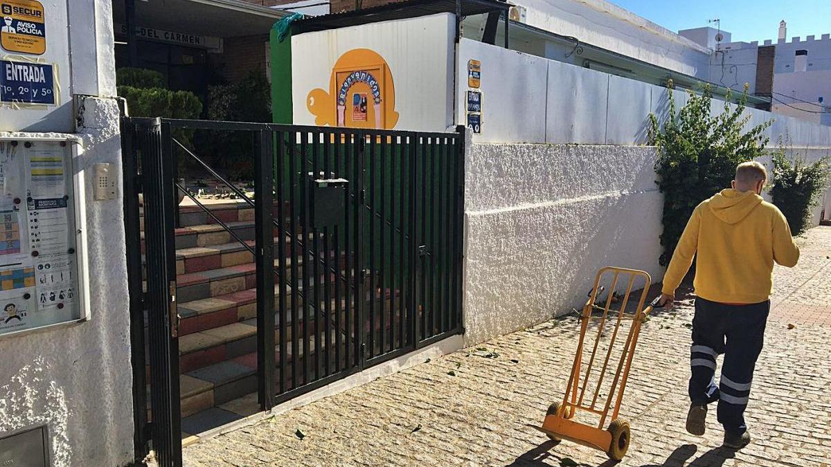 Entrada del colegio Nuestra Señora del Carmen.