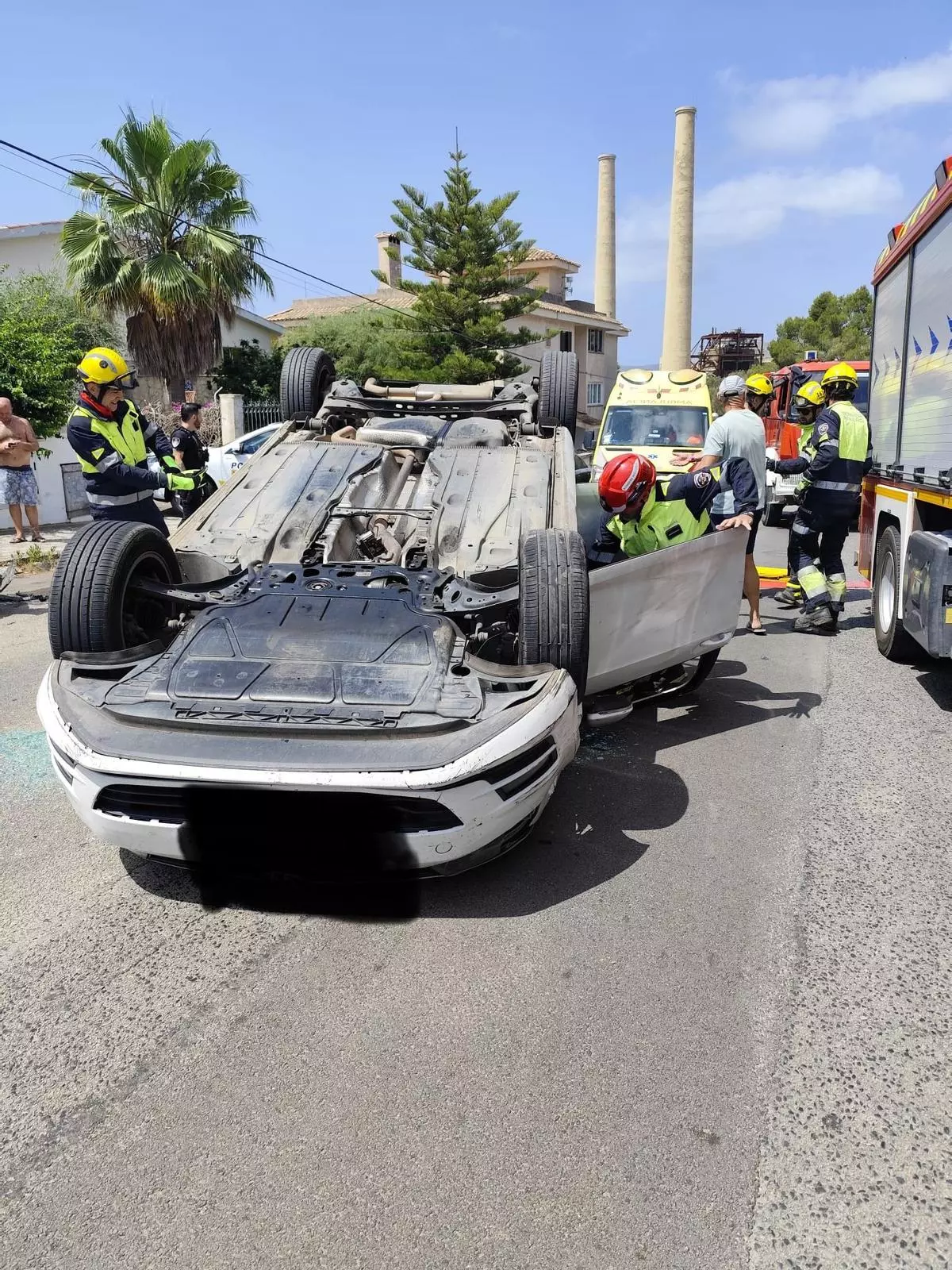 Un anciano, herido al volcar con su coche en el Camí d'Alcanada, en Alcúdia