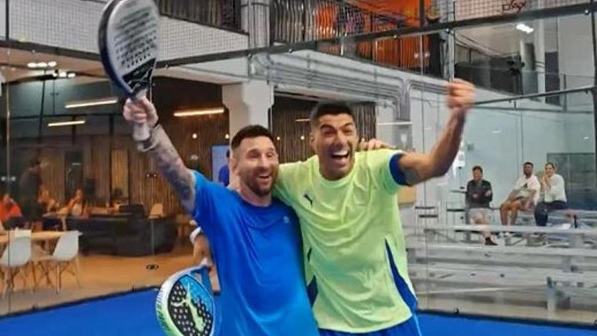 Leo Messi y Luis Suárez celebran su triunfo en un partido de pádel.