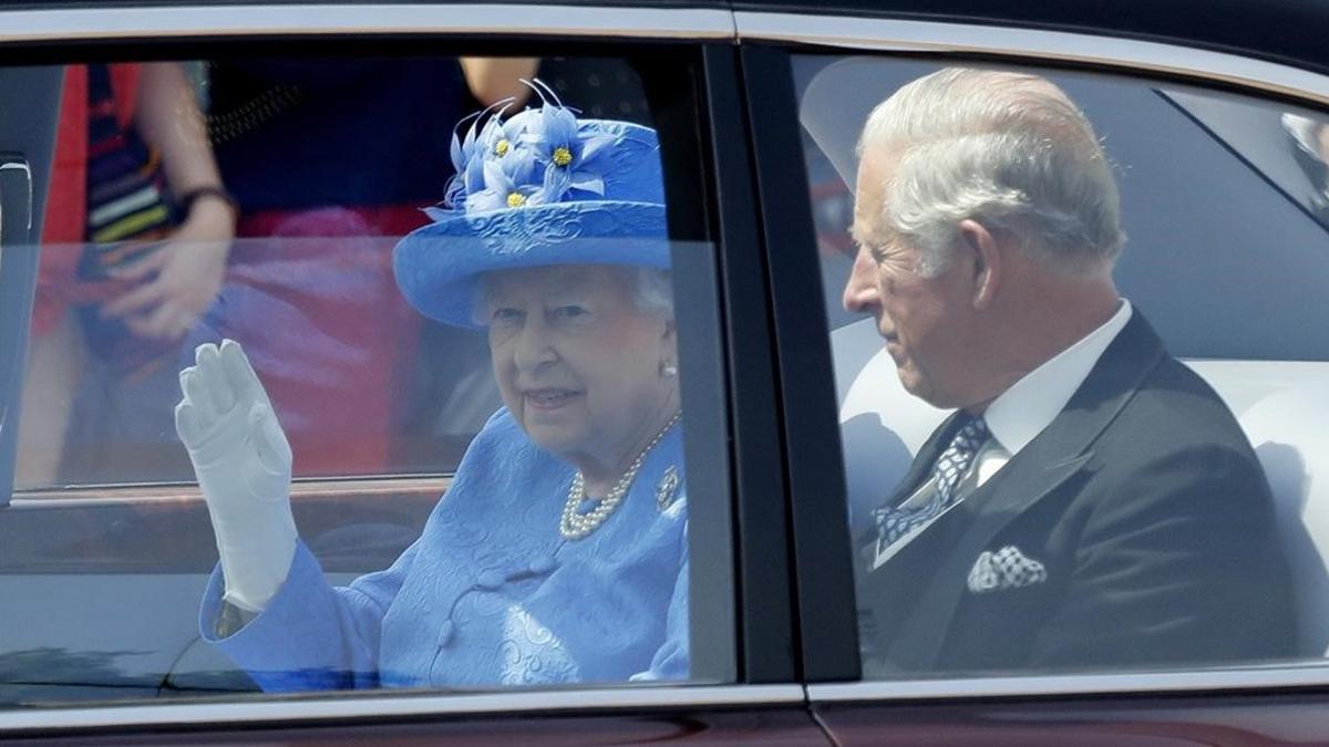 Denuncian a Isabel II y al príncipe Carlos por no llevar el cinturón se seguridad en el coche