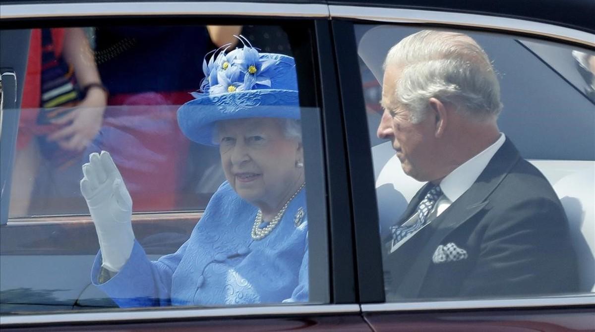 zentauroepp38989070 queen elizabeth ii leaves buckingham palace with prince char170621194338