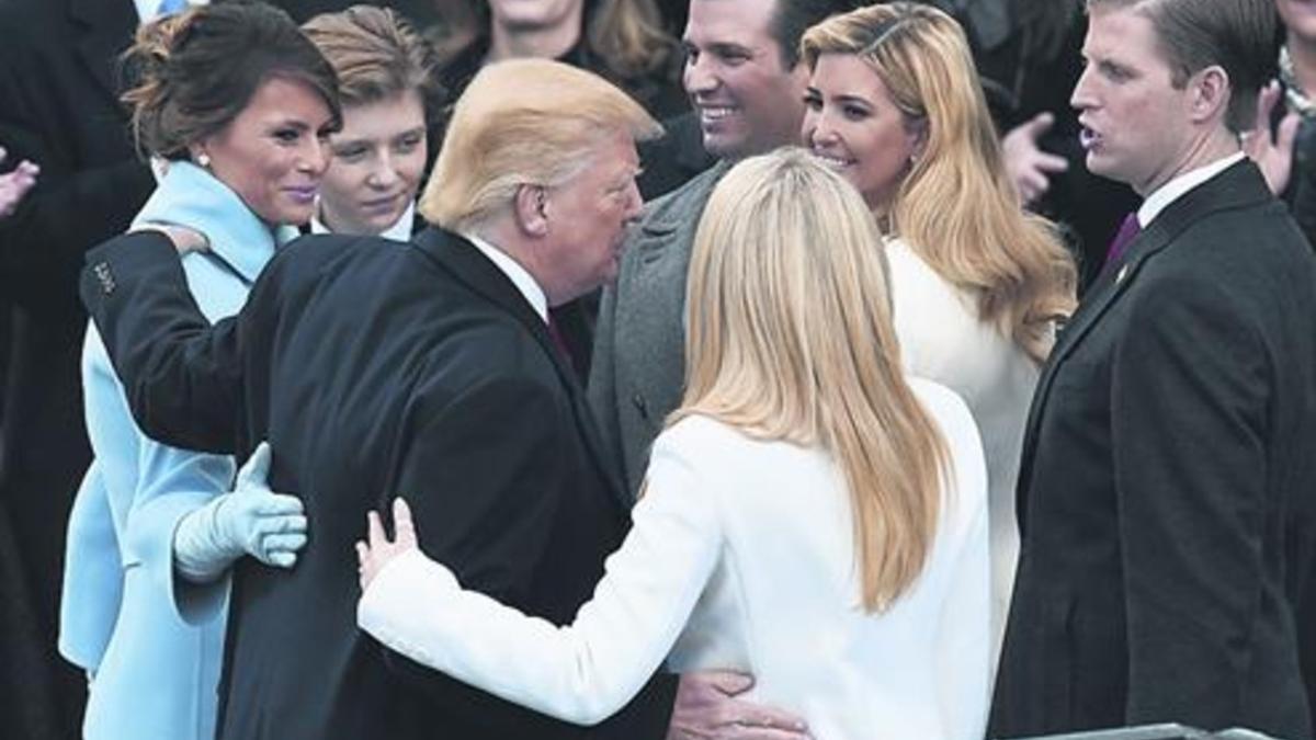 Donald Trump y su primogénito, junto a otros miembros de la familia.