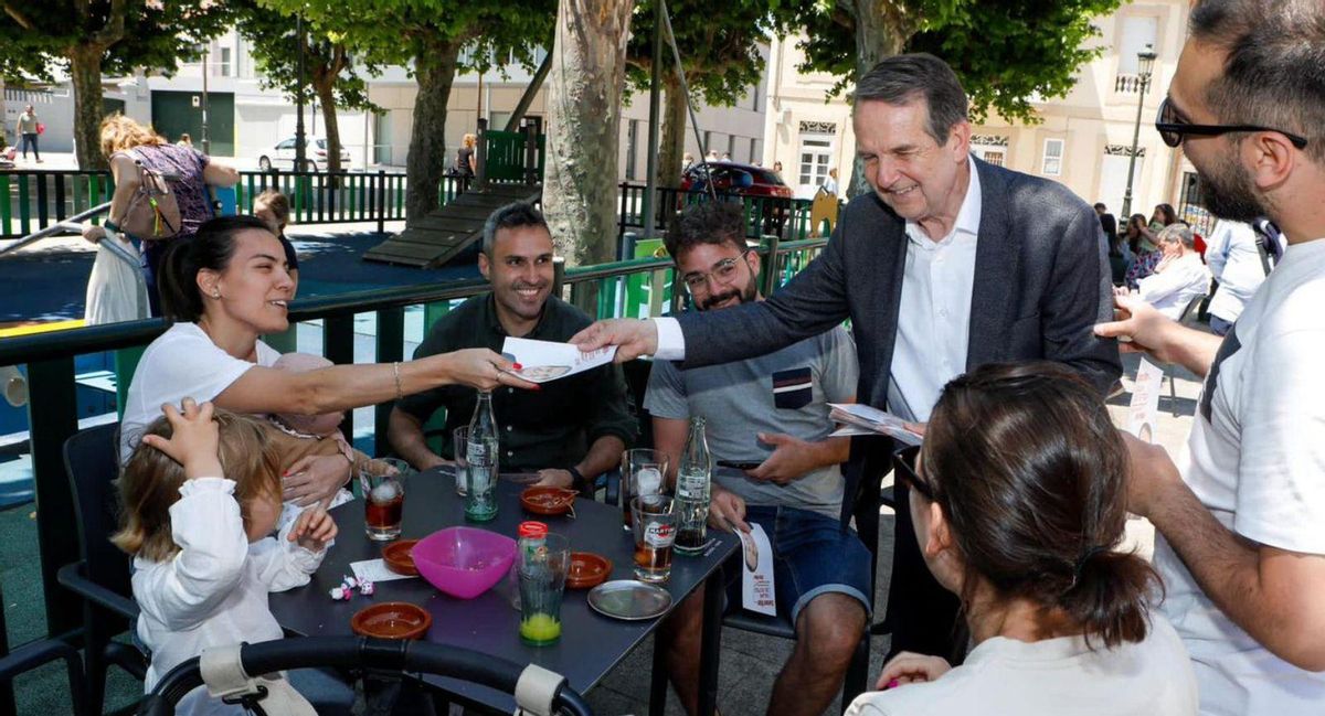 Caballero repartió folletosen la Alameda de Bouzas.
