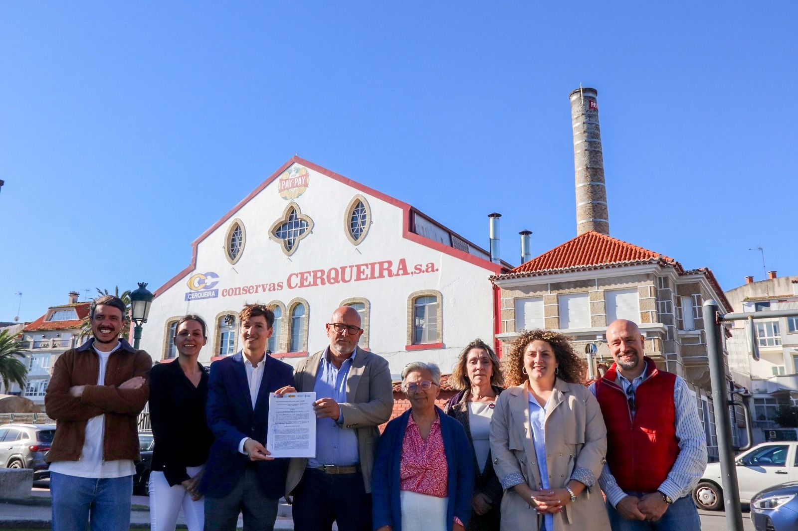 Luís Pérez e Manuel Aldao amosando o acordo de compra de compra do inmoble.