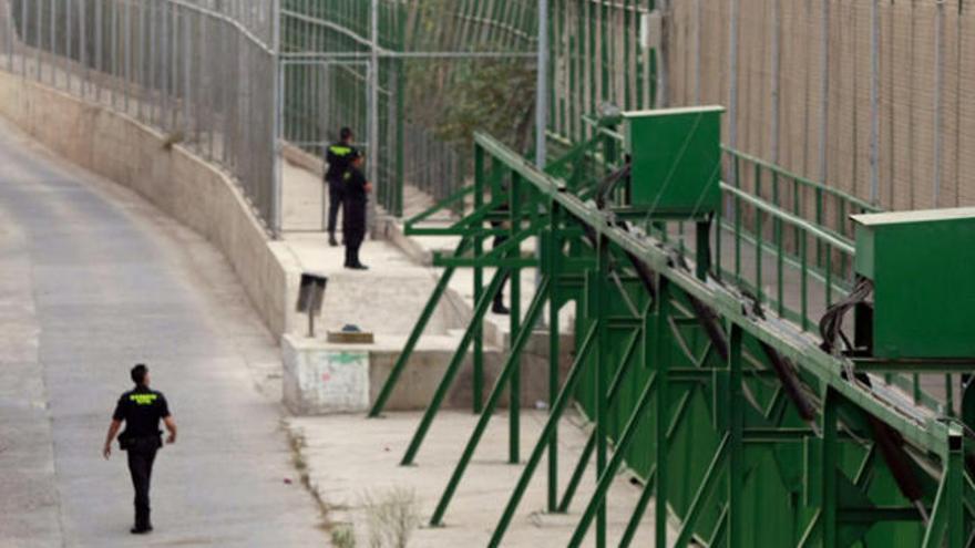 Agentes de la Guardia Civil vigilan la frontera.