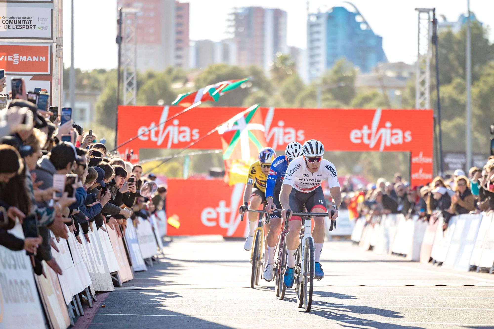 Apoteósico mundial de ciclocross de Benidorm: Van der Poel derrota a Van Aert.