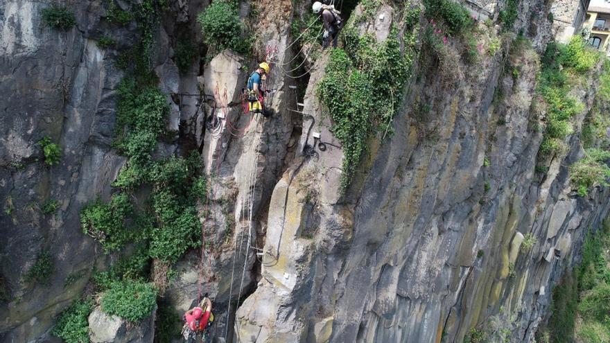 Instal·len una xarxa de control en una fissura de la cinglera de Castellfollit de la Roca per veure si hi ha moviment