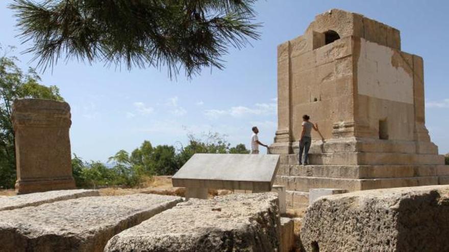 Los arqueólogos visitaron ayer el monumento para explicarnos su historia y sus particularidades.