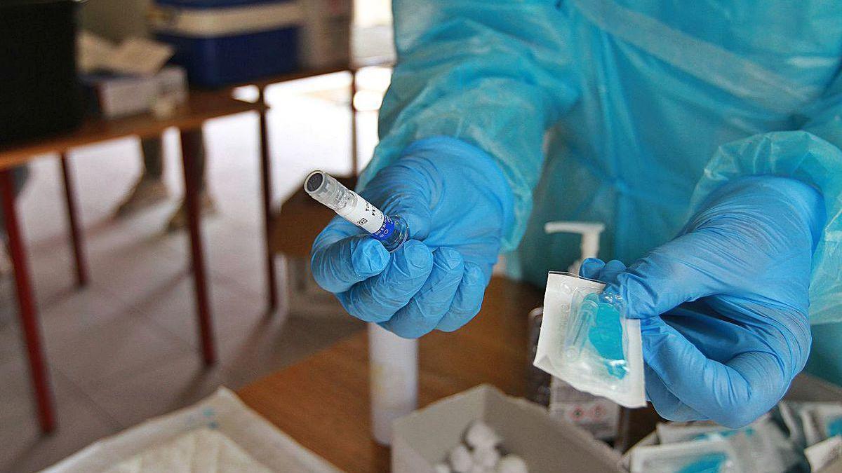 Un sanitario sostiene una dosis de la vacuna contra la gripe.