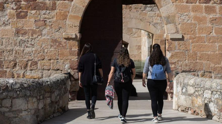 Tres mujeres en manga corta en el Castillo.