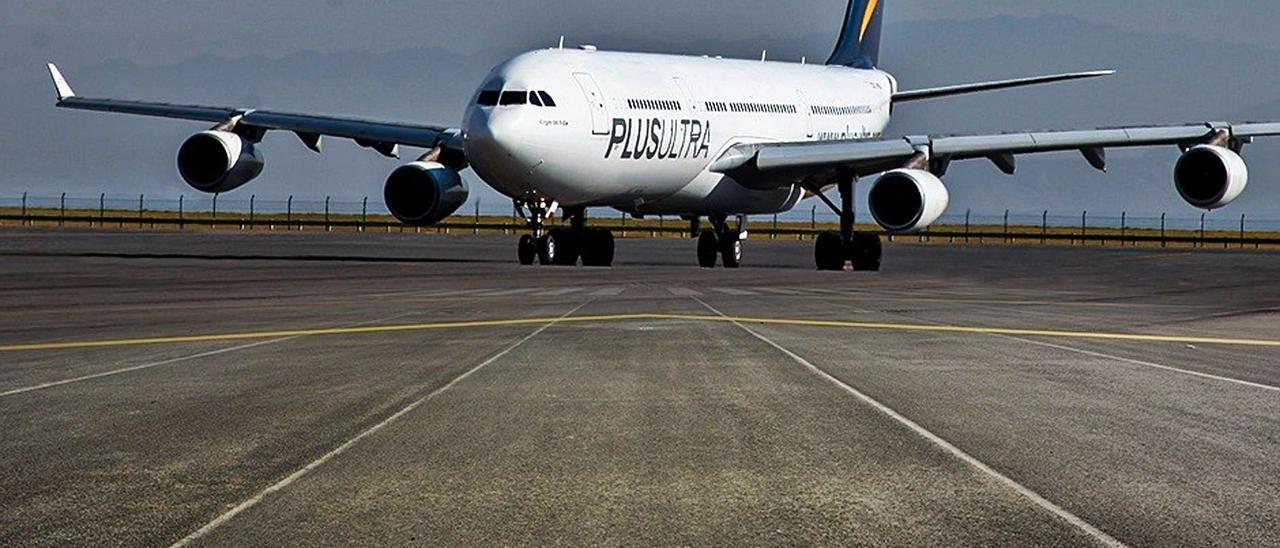 Un avión de la aerolínea Plus Ultra rueda sobre una pista de aterrizaje en una imagen de archivo. | | LP/DLP