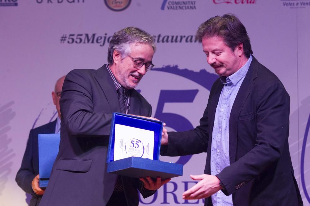 Luca Bernasconi recibe el premio de manos de Cruz Sierra.