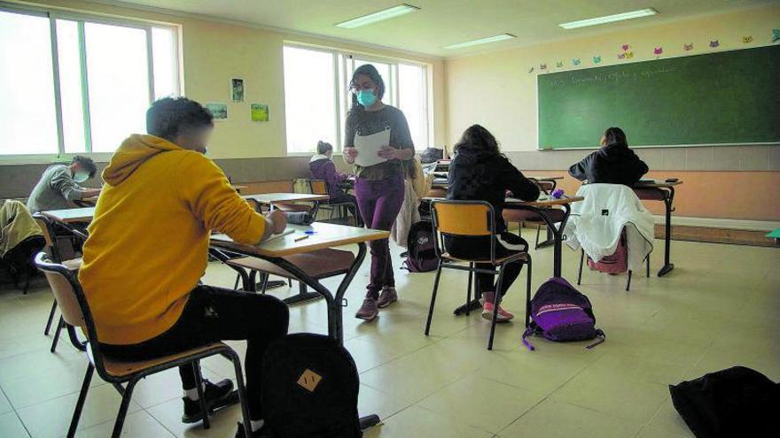 La profesora Elena Ferrara durante la clase en el IES José Luis Gutiérrez de Muga. | José Luis Fernández