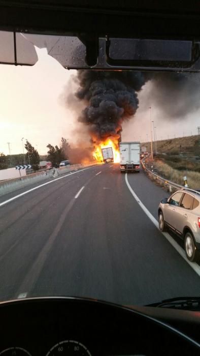 Los bomberos sofocan las llamas del camión que ha ardido en la A-7, a la altura de Picassent.