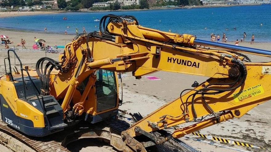 Comienza el relleno de la playa de Santa Cristina con arena del dragado de la ría