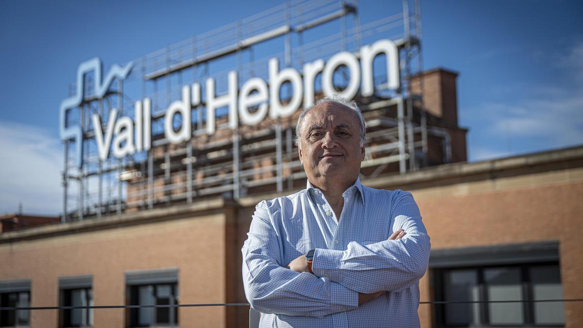 Antonio González, jefe de Servicio de Medicina Interna de Vall d'Hebron, en la azotea del hospital.