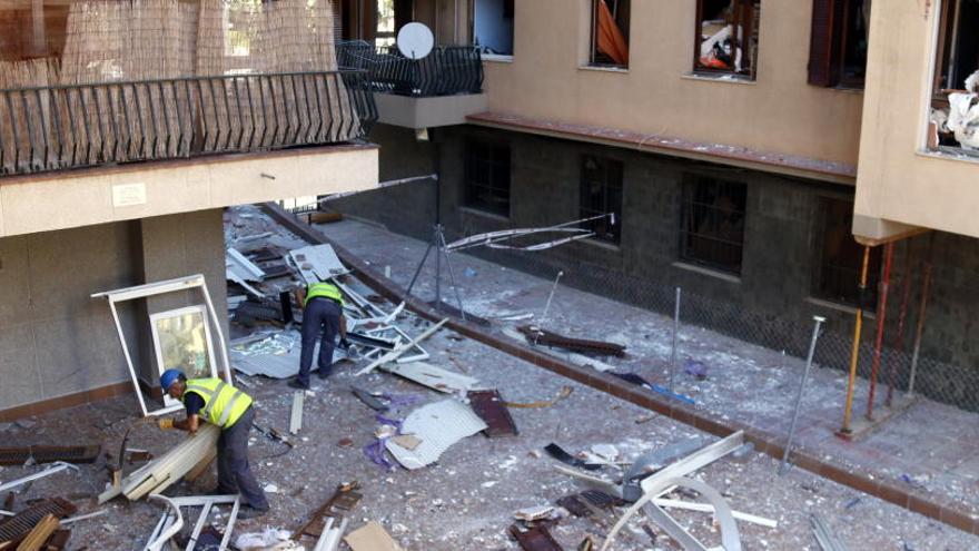 Els operaris treballen en el desenrunament del bloc de pisos on va tenir lloc l&#039;explosió de Premià de Mar