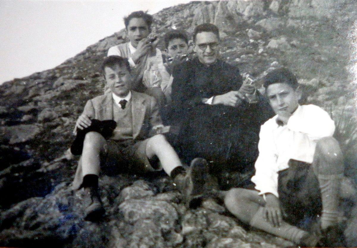 En 1953, un joven padre Tejera, con alumnos en el Monte San Antón.