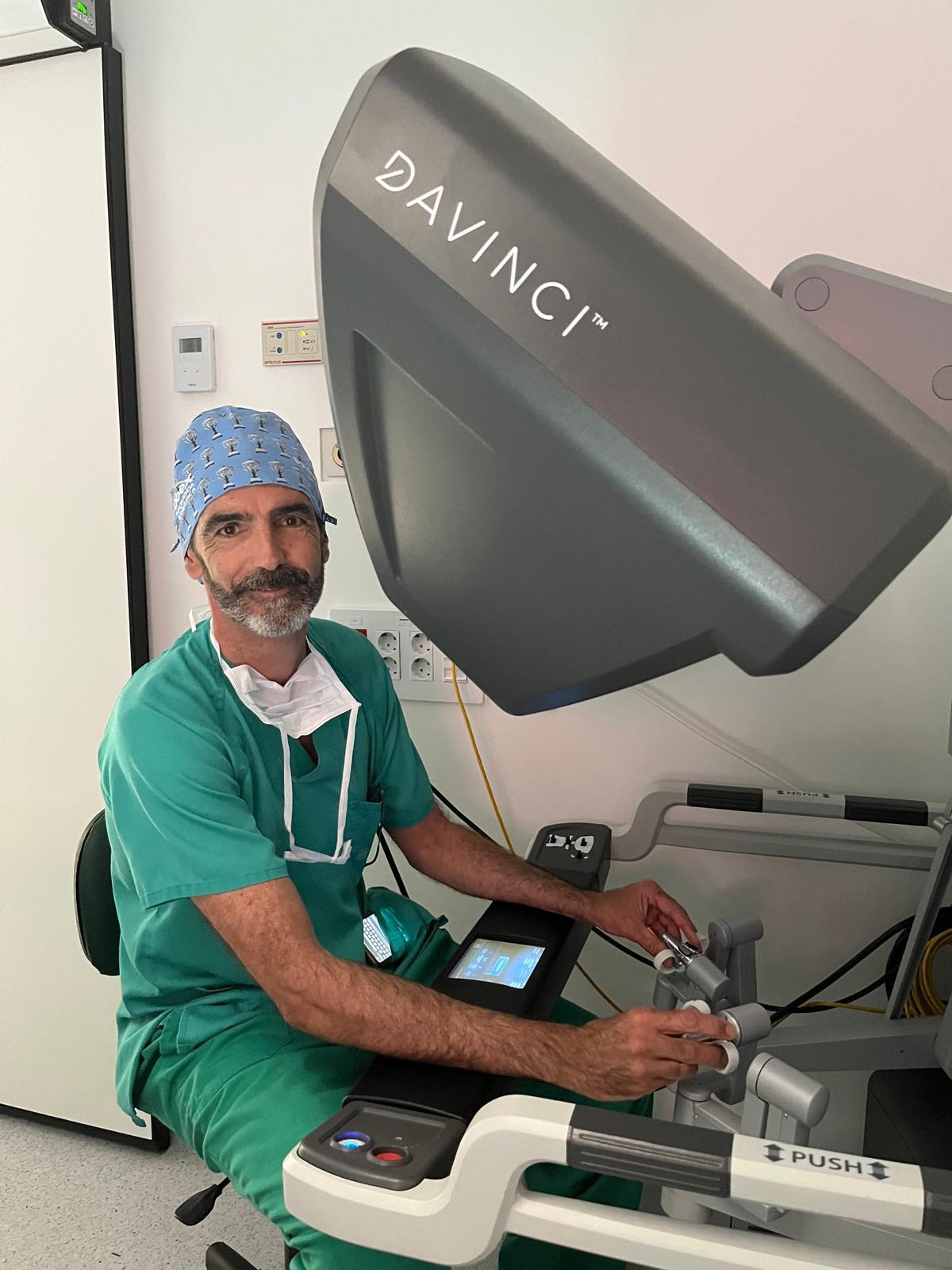 El Dr. Álvaro Gómez-Ferrer, jefe clínico del Servicio de Urología del IVO.