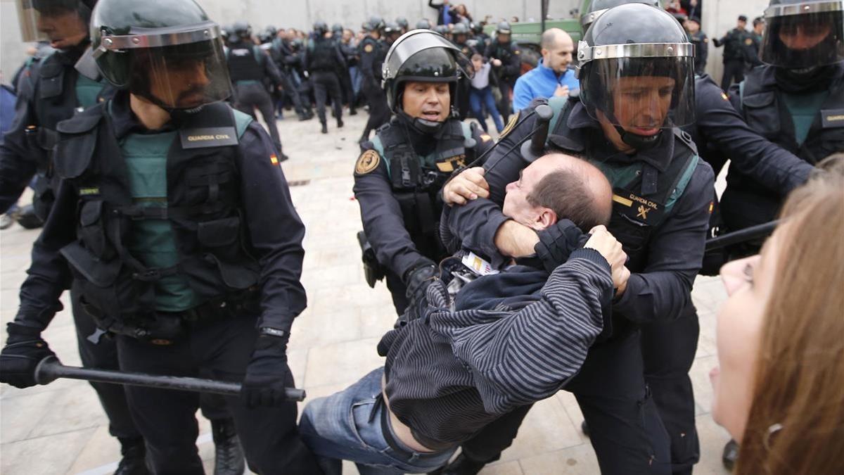 zentauroepp40370794 correction   spanish guardia civil guards drag a man outside180220112824