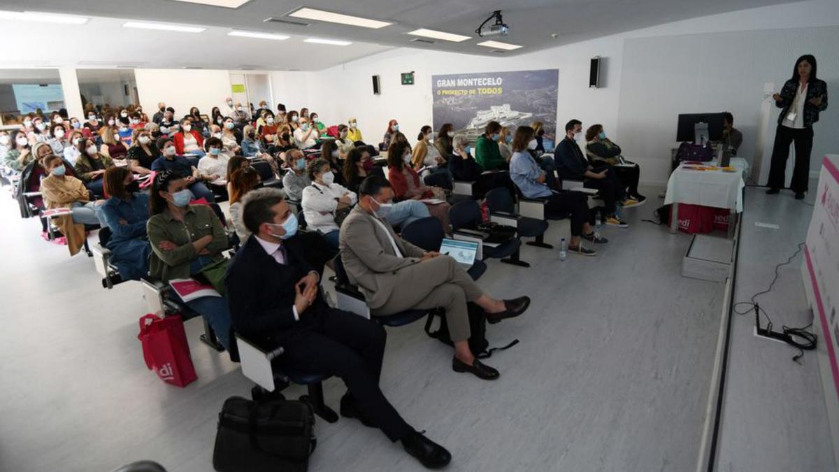 Asistentes a la jornada en el salón de actos del hospital.   | // G. SANTOS