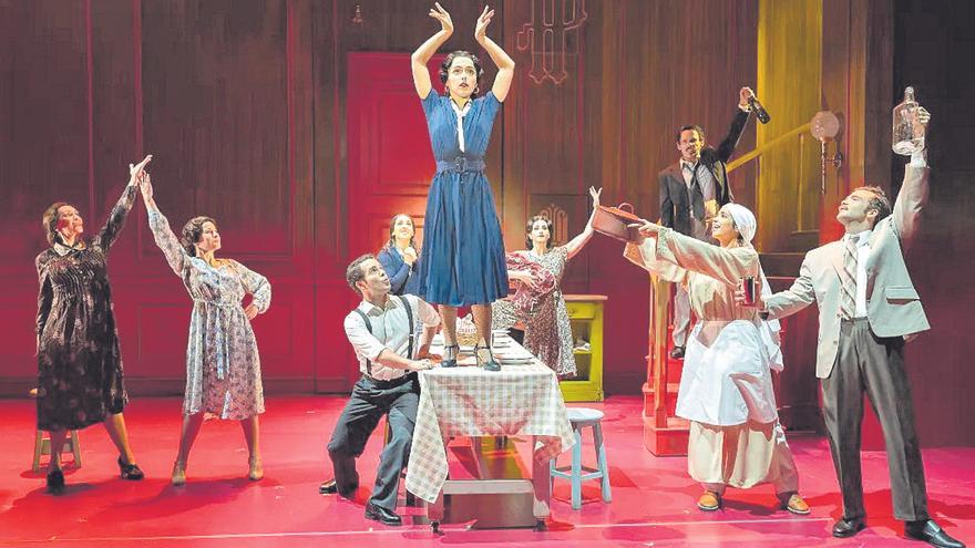 María Dueñas presenta en Madrid el musical de ‘El tiempo entre costuras’