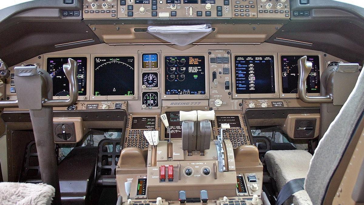 La cabina del avión Malaysia Airlines, desaparecido el 8 de marzo de 2014, que pudo haber sido desviado de su trayectoria por un programa controlado desde un ordenador.
