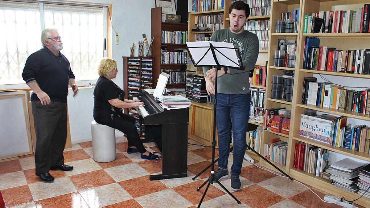 El bajo de Crevillent Manuel Fuentes debuta en el Liceo en diciembre y en el Real en febrero