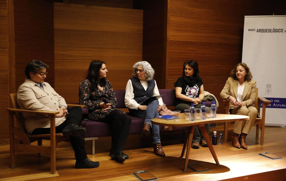 Por la izquierda, Margarita Fernández Mier, Cristina López Tascón, María Antonia Pedregal –directora del Museo Arqueológico–, Esperanza Martín y Otilia Requejo.