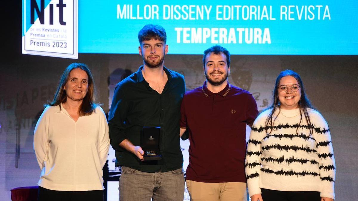 Pol Estrada, Marc Diudé i Mònica Clapers amb el premi