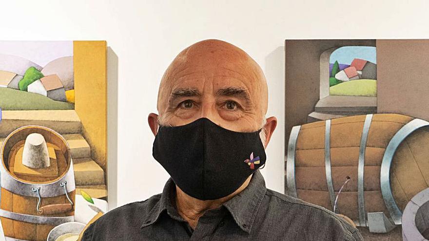 El pintor Manuel Sierra, en la exposición de Espacio 36.