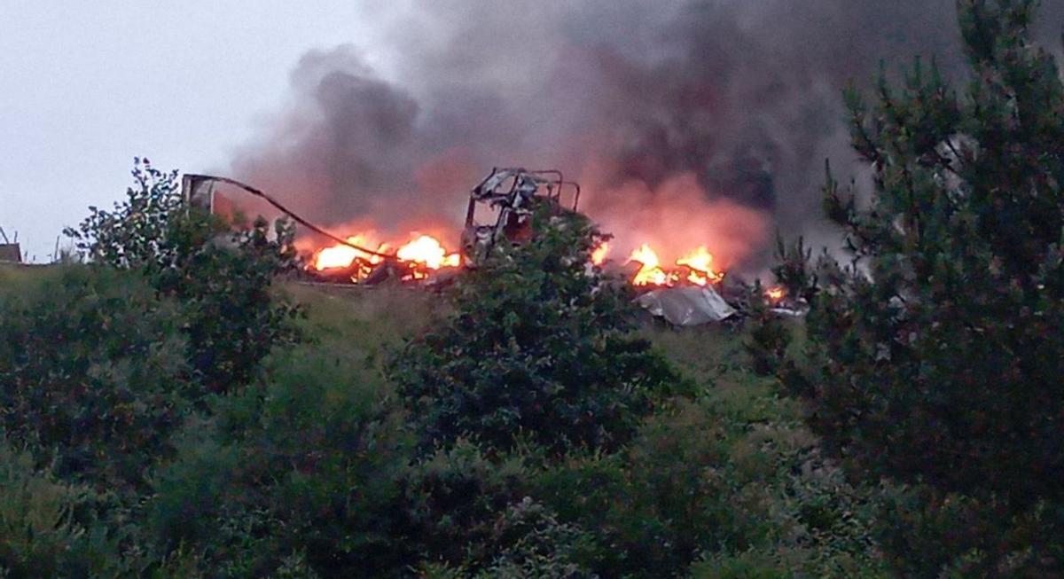El vehículo en llamas, desde 
un monte cercano al lugar.