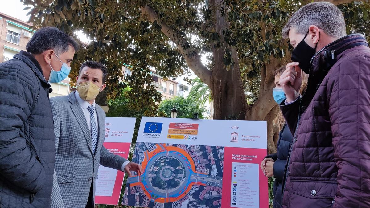 El alcalde de Murcia José Antonio Serrano y el vicealcalde Mario Gómez, hoy en el Jardín de Floridablanca