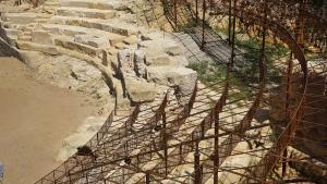 Teatro Romano de Tarragona, con una estructura metálica que recuerda las gradas del público.