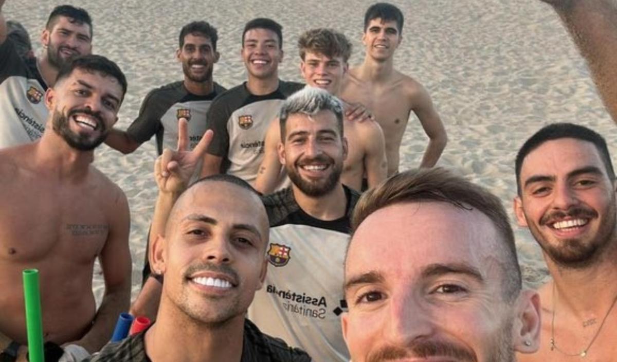 El Barça, tras un entrenamiento en la playa