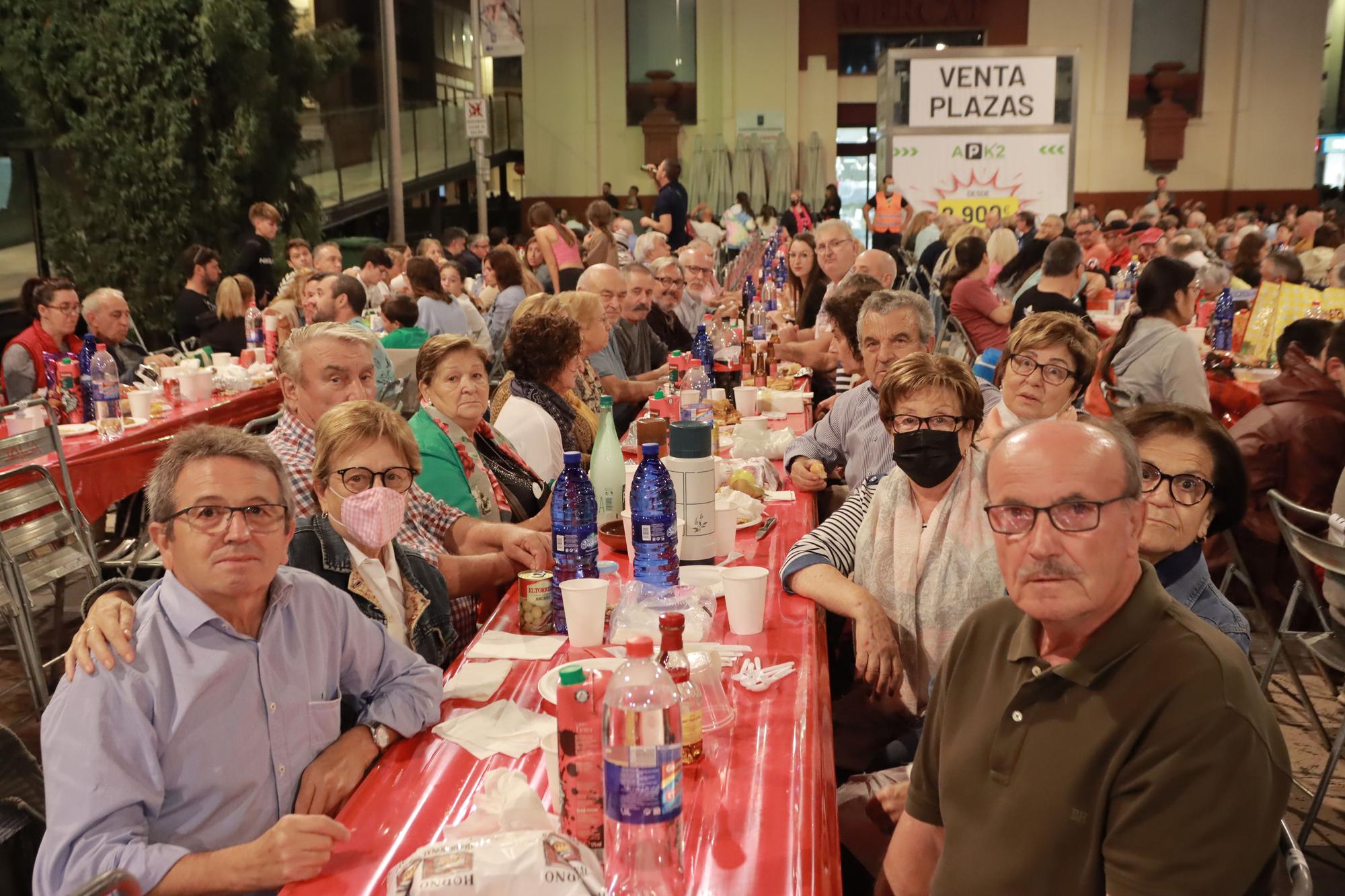 Búscate entre los comensales de la cena de 'pa i porta' en Almassora