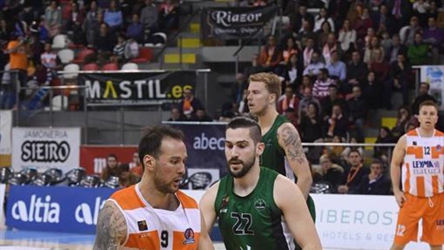 El Cáceres continúa en el fango