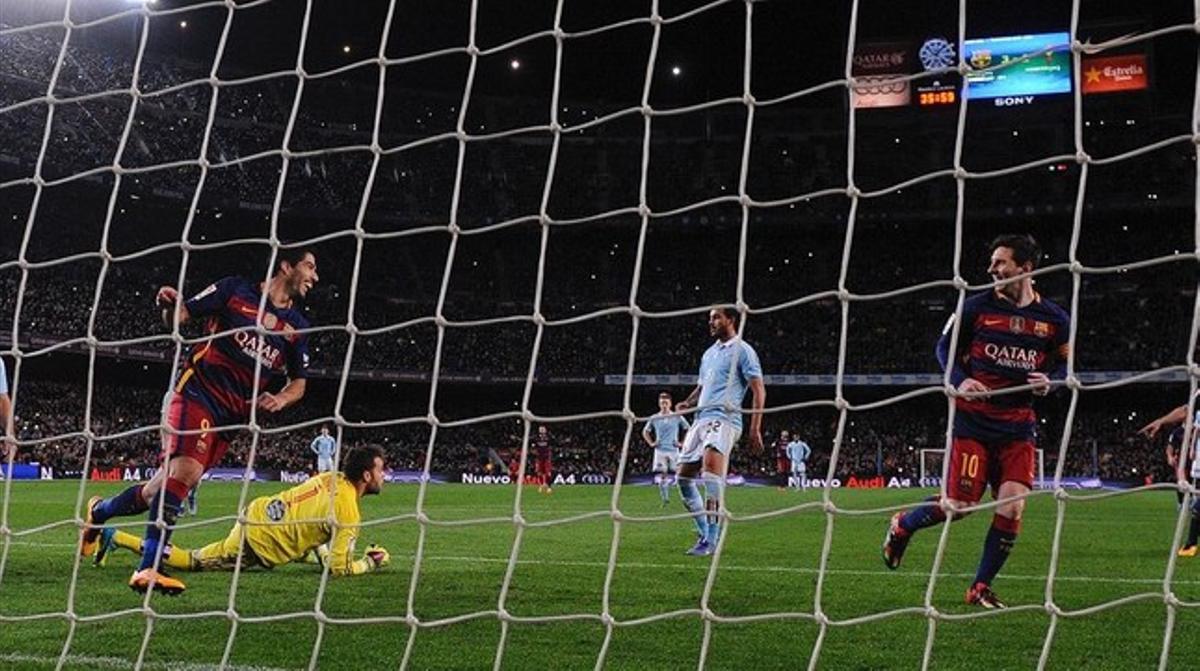 Suárez y Messi festejan el original gol de penalti indirecto que marcó el uruguayo al Celta en el Camp Nou.