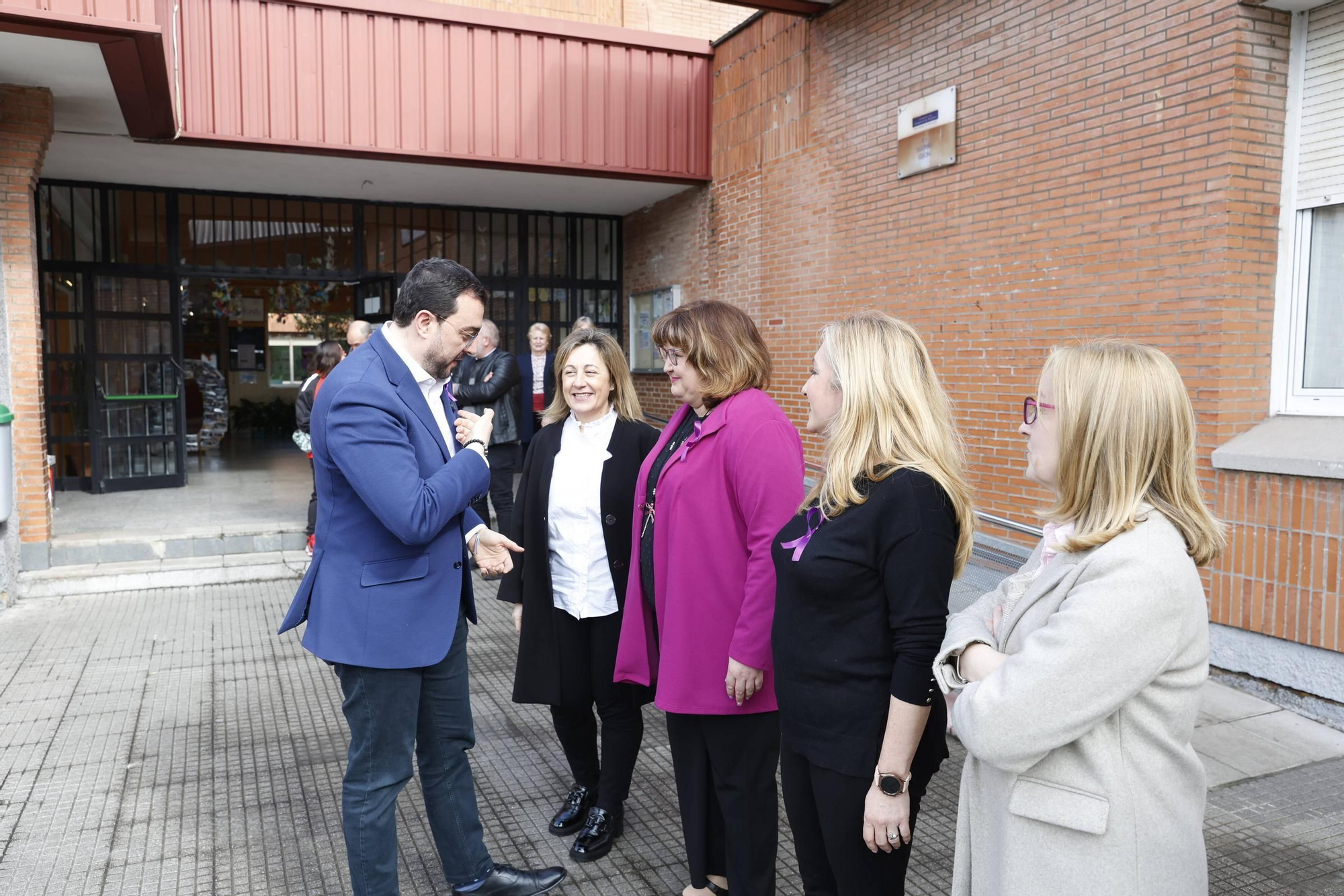 La visita de Adrián Barbón al colegio Lloréu, en Gijón
