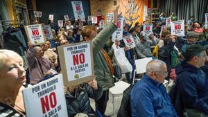 Protesta vecinal en el consejo de barrio de este jueves en el Ateneu La Bòbila, en Porta, Nou Barris.