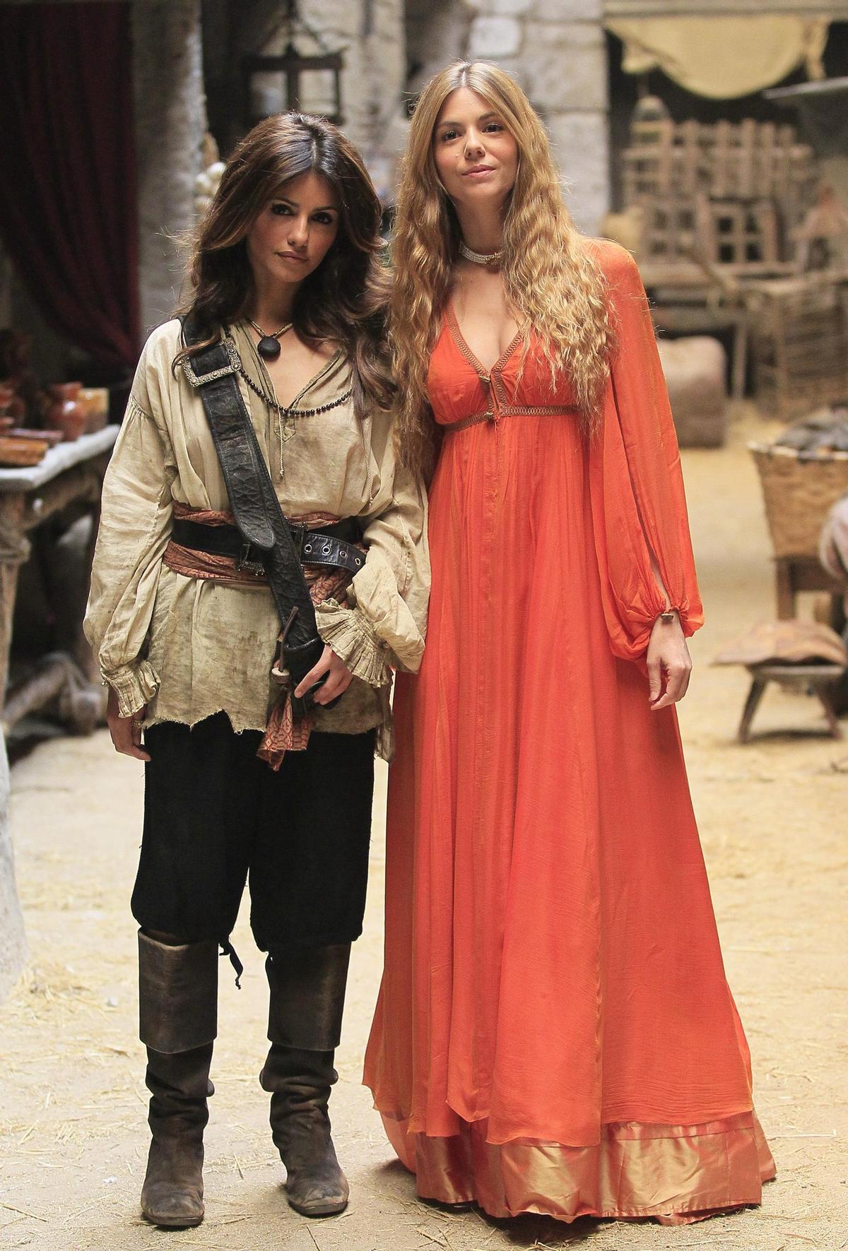 Manuela Velasco junto a la actriz Mónica Cruz en el rodaje de 'Águila Roja'