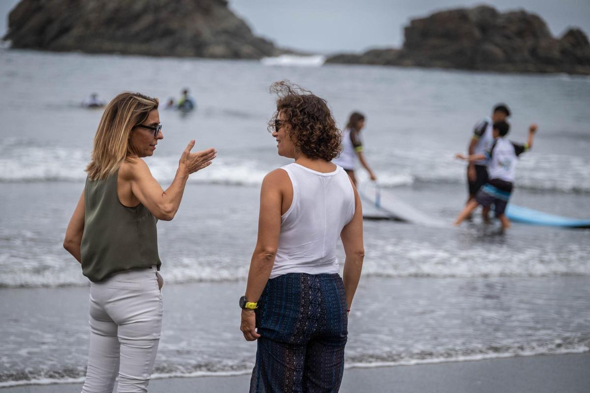 Alicia Cebrián, concejala de Deportes en el Ayuntamiento de Santa Cruz (derecha).