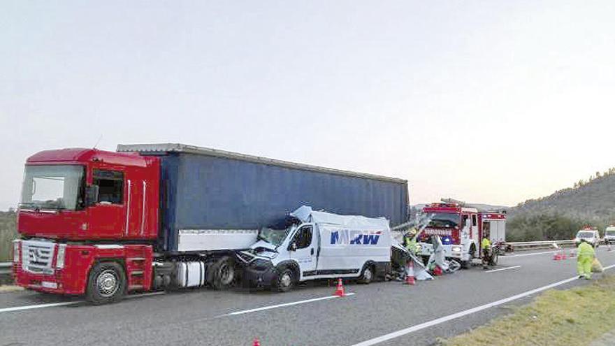 Un repartidor se salva tras dejar medio furgón bajo un tráiler en Verín