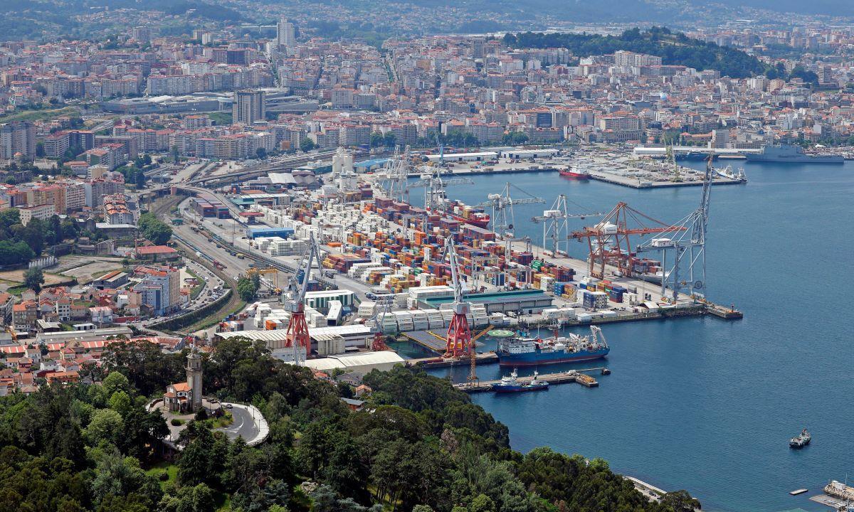 Vista de Vigo y su puerto frente al Monte de A Guía con su ermita.