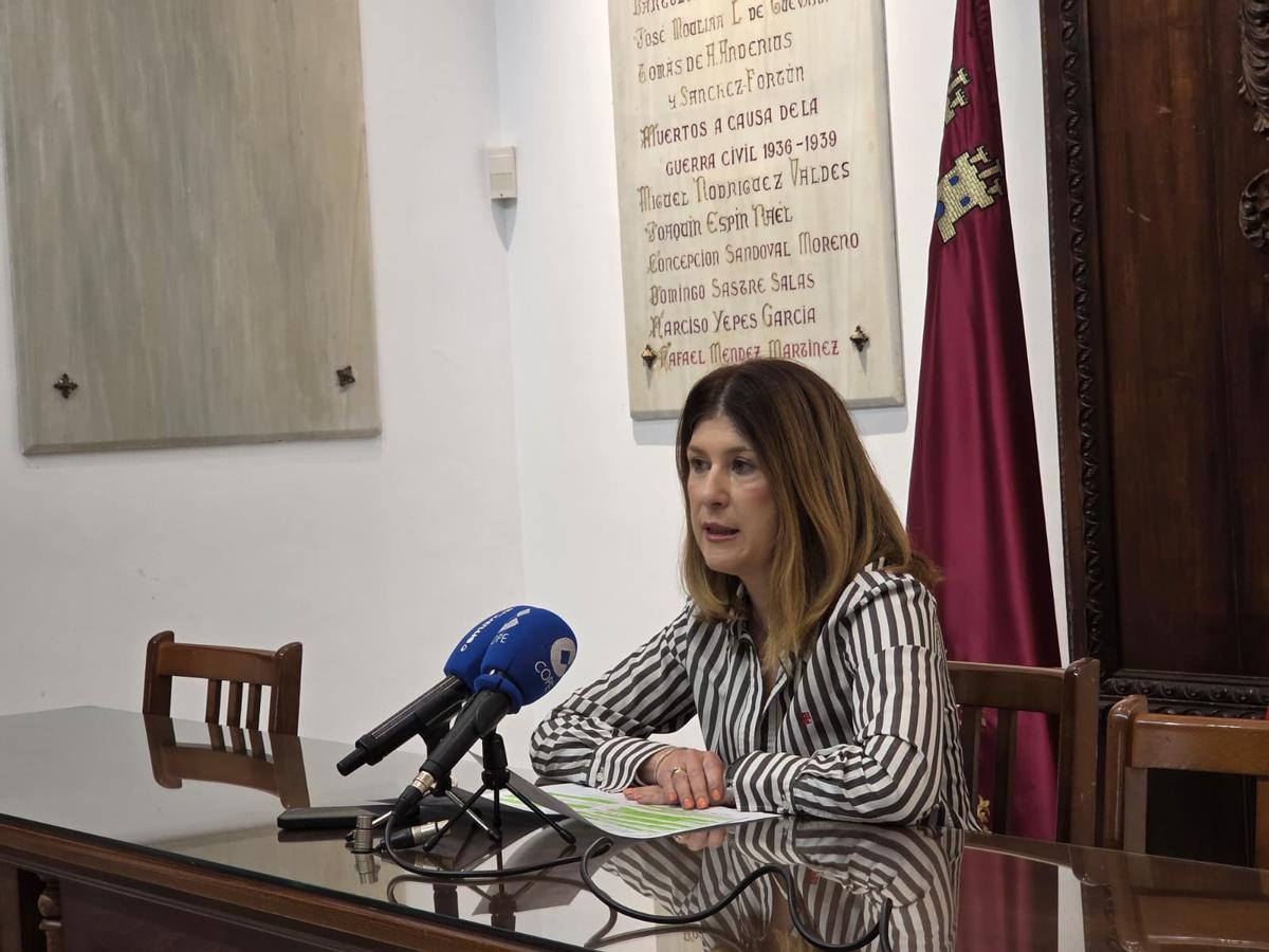 Rosa Medina, secretaria general del PP de Lorca, durante su comparecencia.